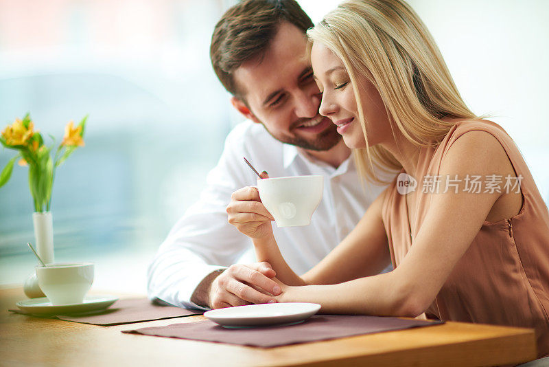 咖啡馆里的浪漫情侣