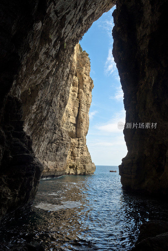 大洞穴，悬崖和船的背景