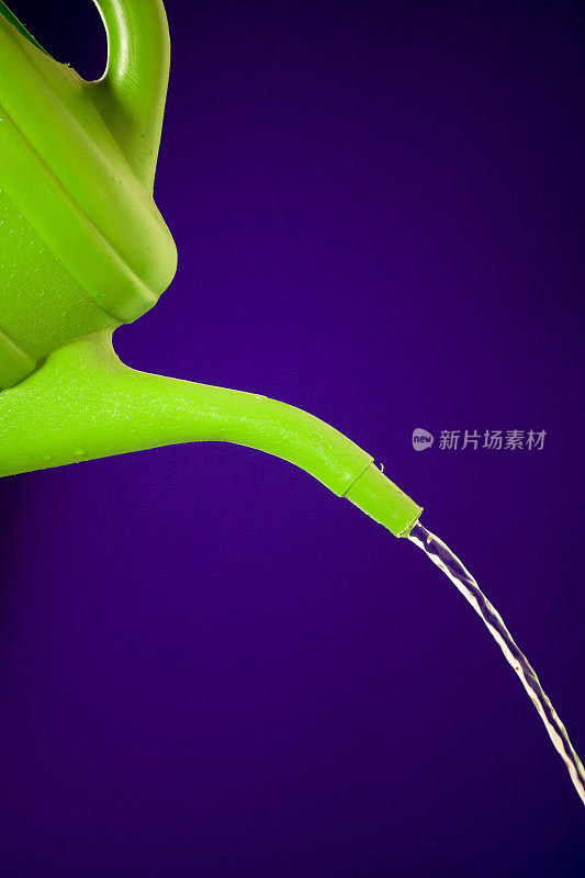 水从喷壶里流出来