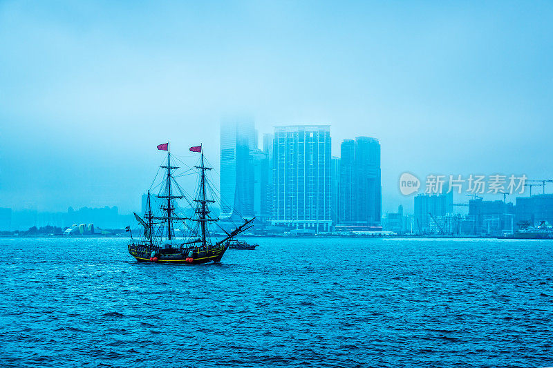 在香港维多利亚港航行的船只