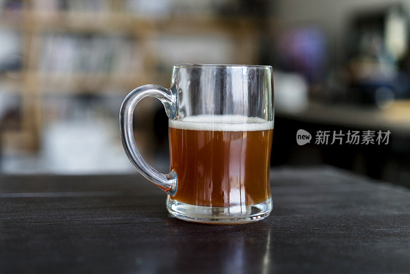 桌子上的啤酒杯