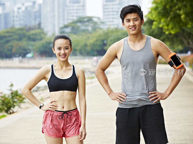 年轻的亚洲夫妇在户外锻炼