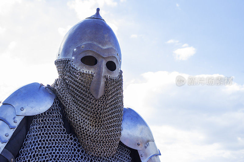 现代仿古金属骑士头盔与avneeded。中世纪服饰的历史细节