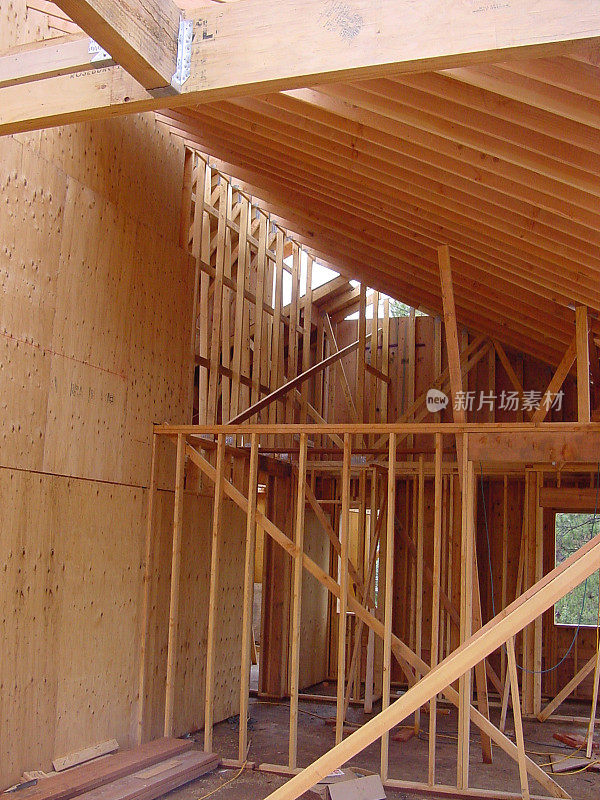 屋顶和墙框架采用剪力墙结构