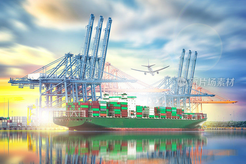 国际集装箱货轮和货机的物流运输与港口起重机桥在港口的物流进出口背景和运输行业。