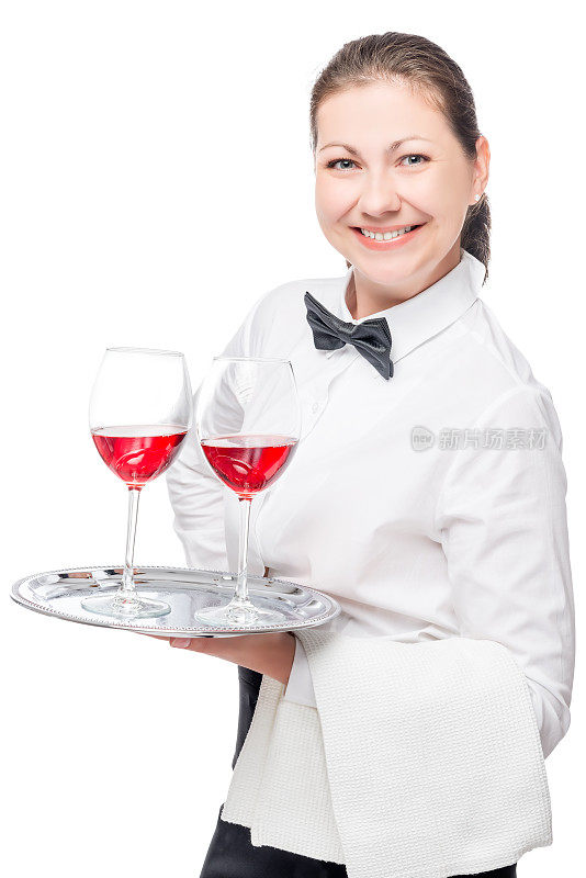 成功的女招待用盛有酒精的杯子放在托盘上，背景是白色的