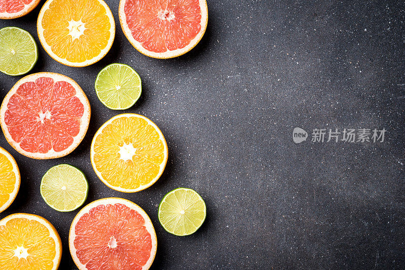 一半的柑橘类水果在深色的核背景