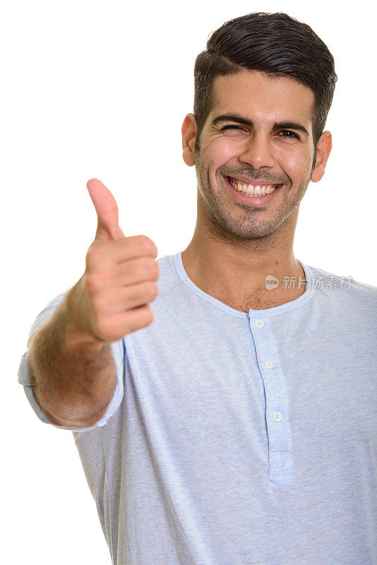 年轻快乐的波斯男子微笑着竖起大拇指