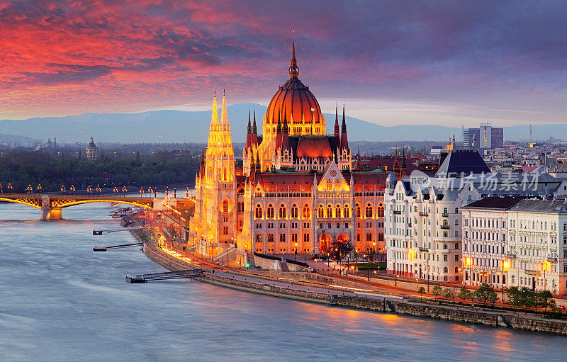 匈牙利议会，日落时分的布达佩斯