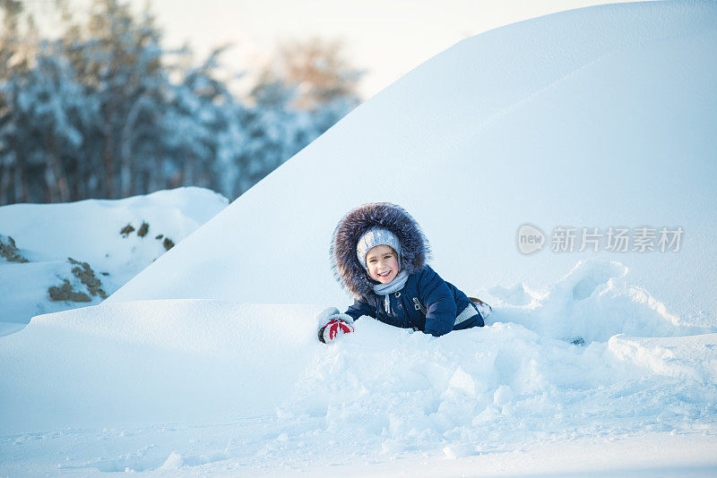 快乐的孩子在雪地里玩耍