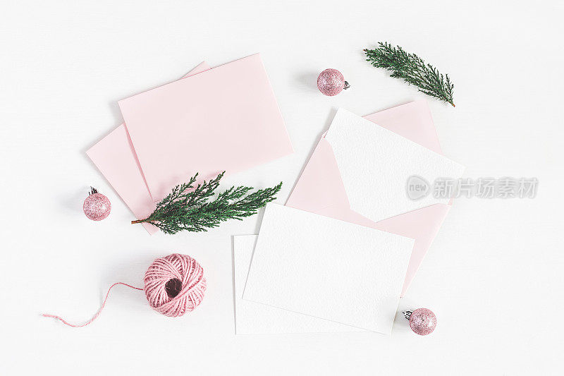 信封，圣诞节粉红色的装饰品，柏枝。俯视图，平放