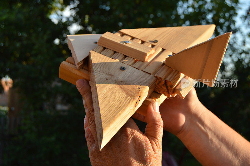 自制木制玩具飞机在男人的手中，旅行的概念，梦想，自由，与孩子玩耍