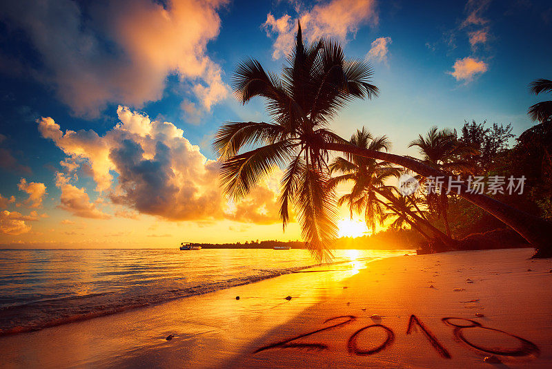 2018年新年快乐概念，沙滩上的字母。海上日出。蓬迦南