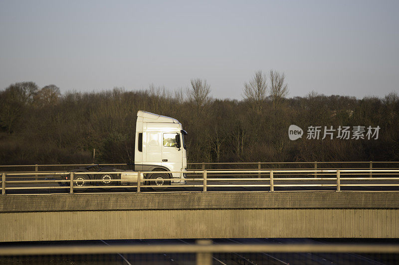 卡车在高速公路上