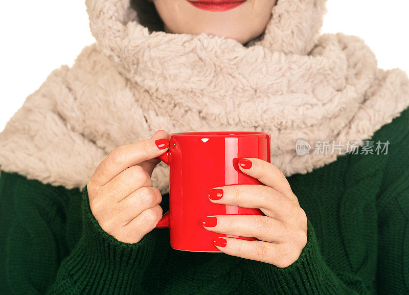 穿着暖和的衣服喝咖啡的女人