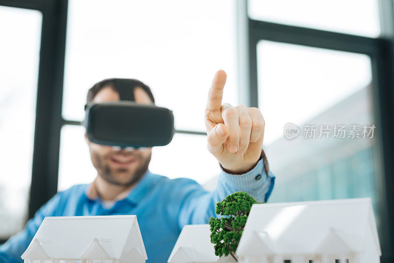 年轻的工程师在虚拟现实中触摸一个物体