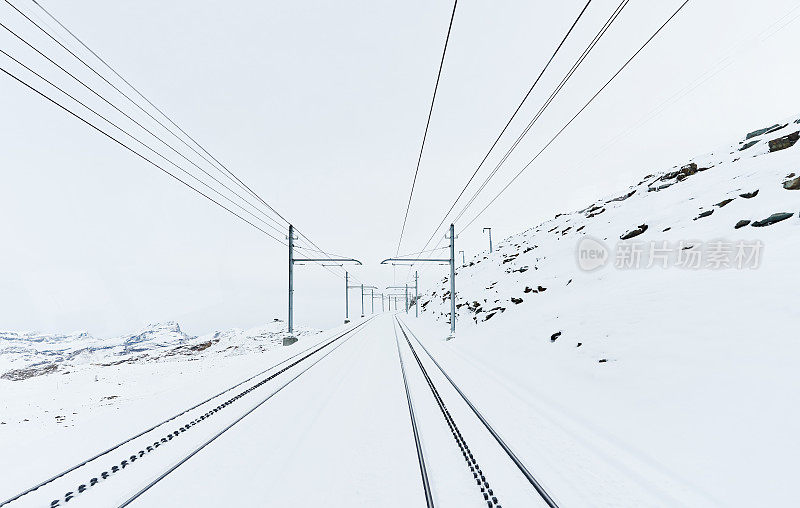 瑞士雪山的火车轨道
