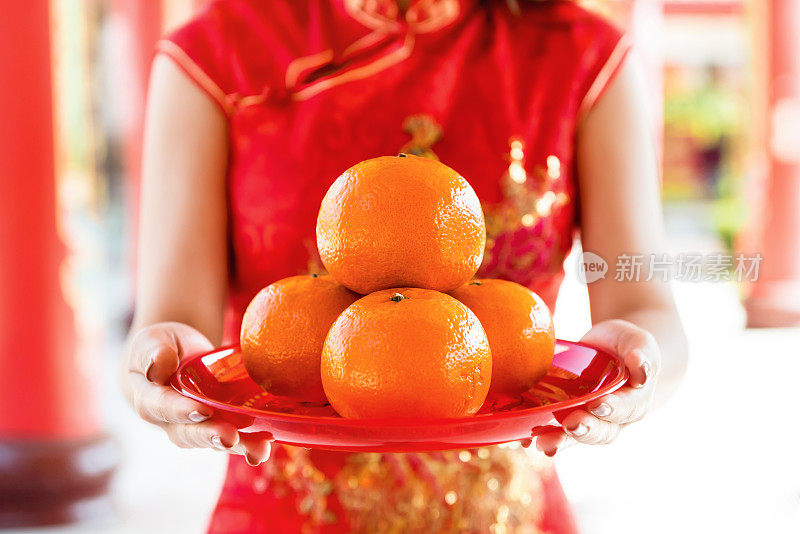 在中国新年用橙子祭祀神的女人