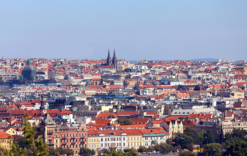 捷克共和国布拉格市有许多房屋和屋顶