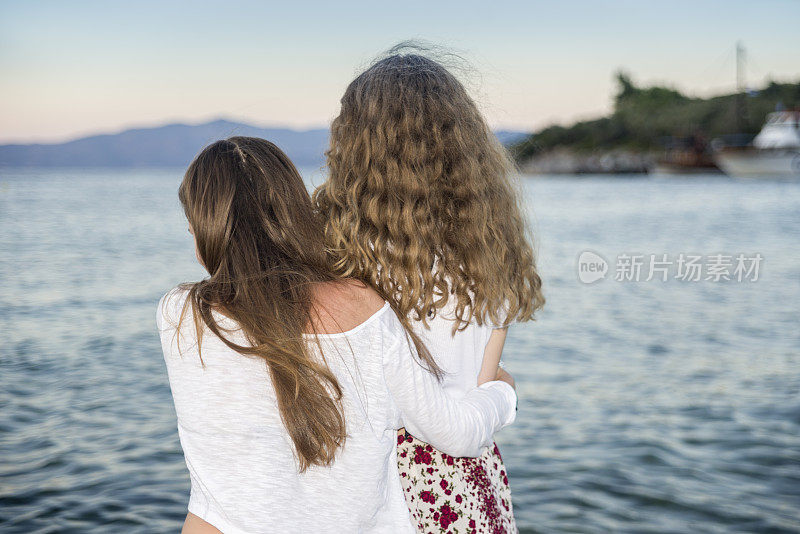 两个少女站在海边