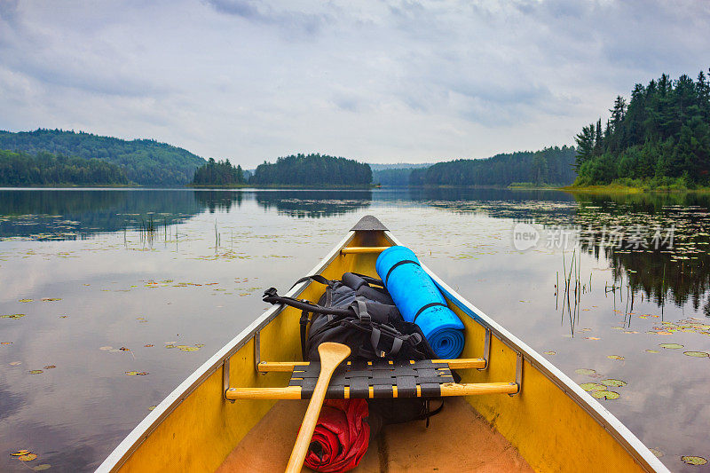 荒野湖上的风景独木舟之旅