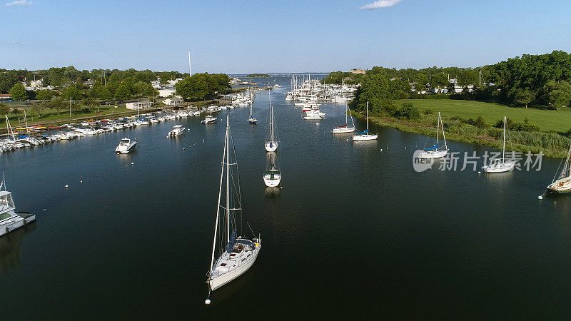 美国纽约威斯彻斯特马马罗内克游艇码头的鸟瞰图。