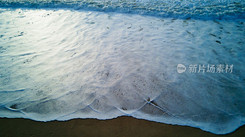 海滩上的波浪