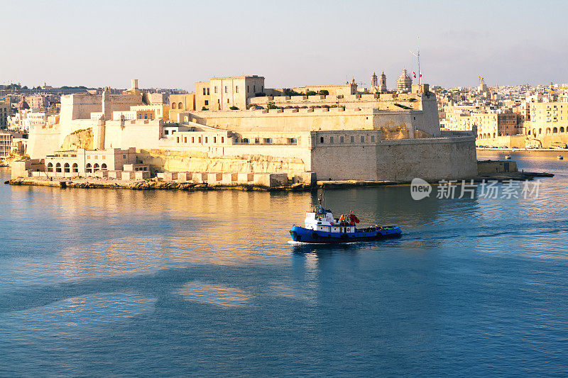 马耳他瓦莱塔:大港、拖船和圣安杰洛堡