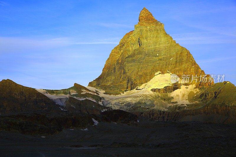 童话般的风景-马特洪峰在金色的黎明日出:田园诗般的高山山谷和梦幻般的戏剧性的瑞士雪山国家象征，田园诗般的乡村，瓦莱州，瑞士阿尔卑斯山，瑞士