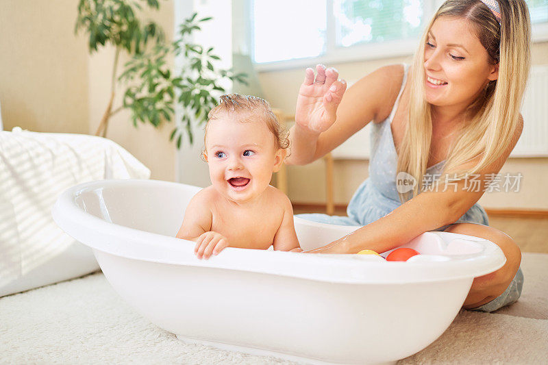 婴儿和他的妈妈在浴室洗澡