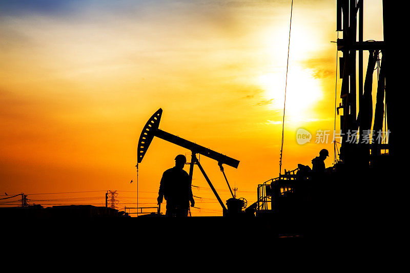 油田，石油工人正在工作