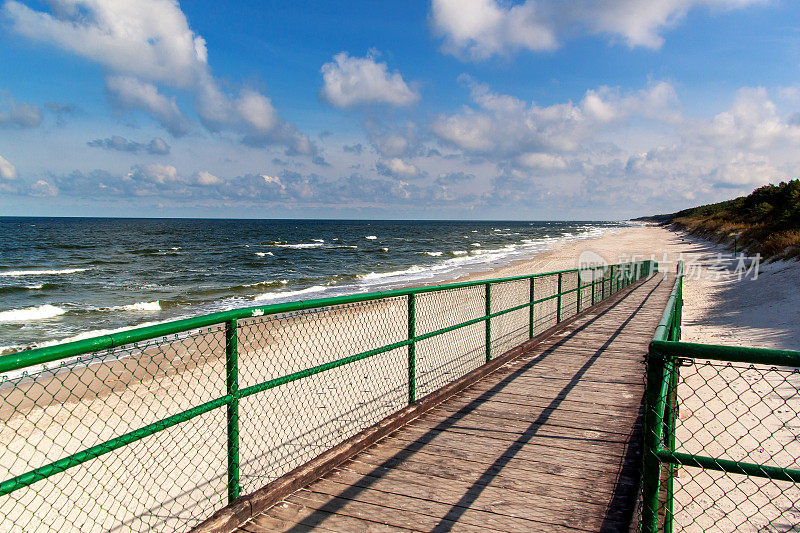 波罗的海海岸。海滩上寒冷的秋日清晨。土壤侵蚀。海滨。