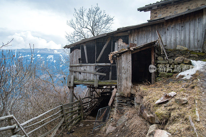 梅兰附近山上的山上有间小屋