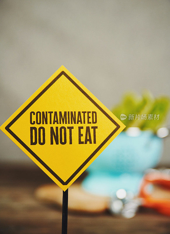 带有警告标志的受污染生菜