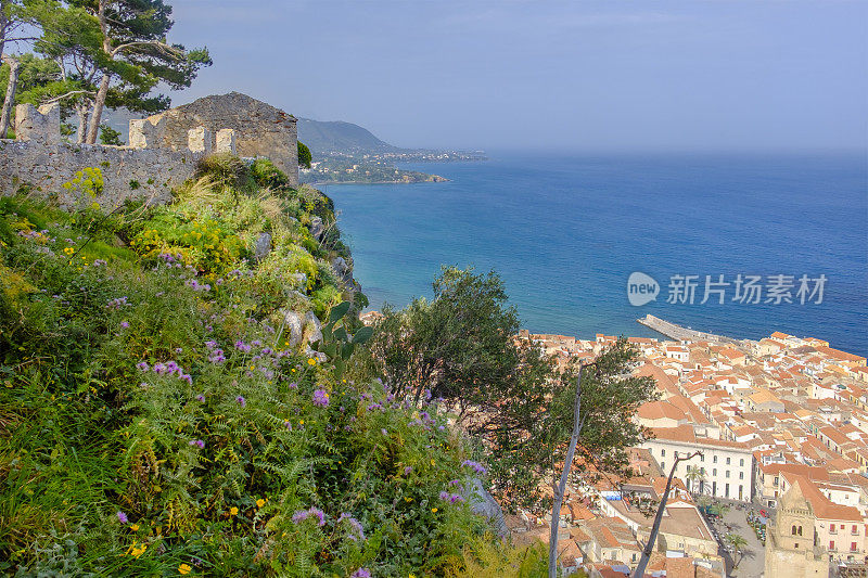 Cefalù，西西里岛北部海岸的一个城市，面朝第勒尼安海，因其历史和广阔的海滩而成为该地区的主要旅游景点之一(意大利)