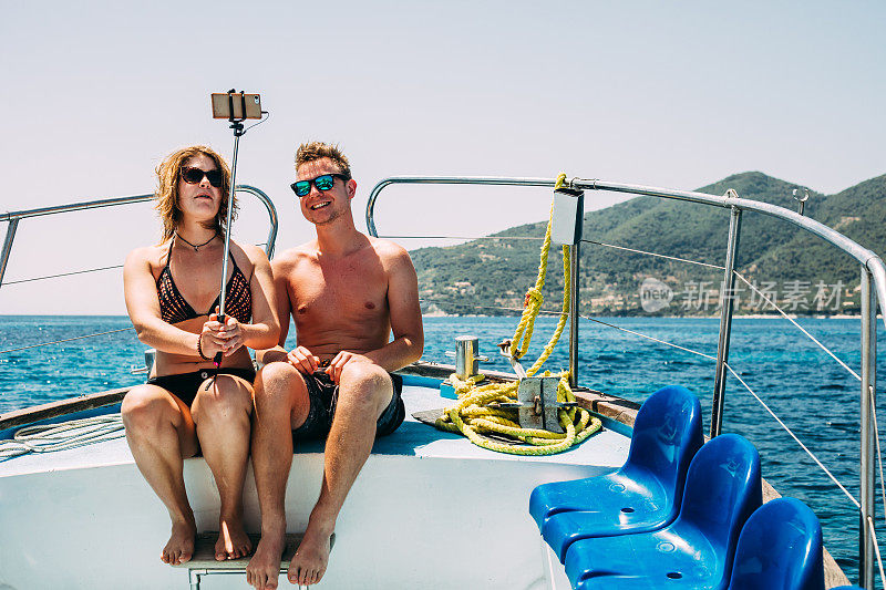 一对年轻夫妇在希腊乘船旅行时自拍