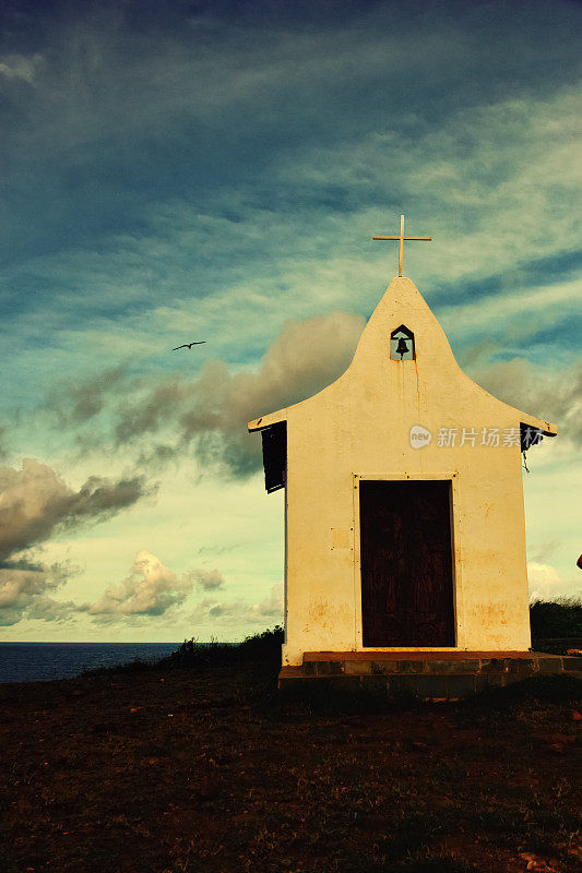美丽的日落照亮了圣彼得教堂在费尔南多迪诺罗尼亚岛。在巴西。