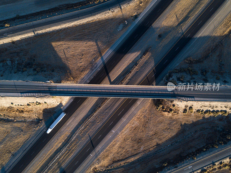 无人机拍摄的加州5号州际公路立交桥