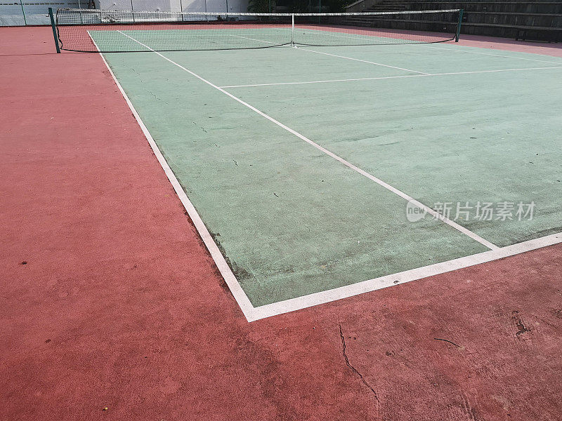 显示线条和颜色的网球场