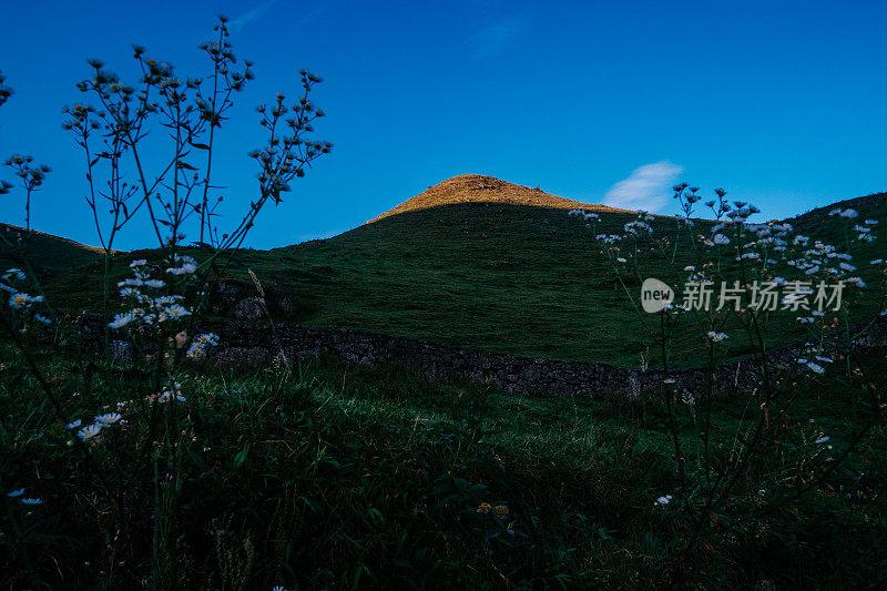 清晨的小山