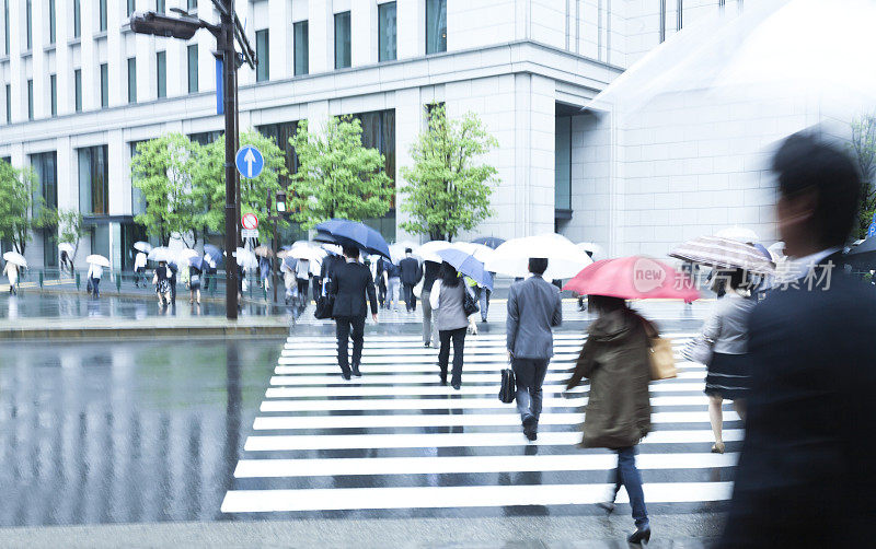 东京下雨的上班族