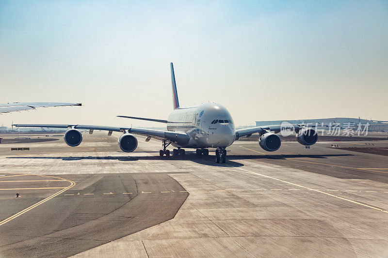 阿联酋航空公司的空客A380在跑道上