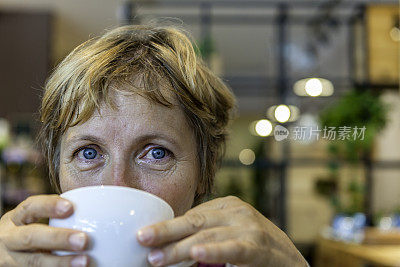 成熟的女人在王府井大街喝酒，北京，中国，亚洲