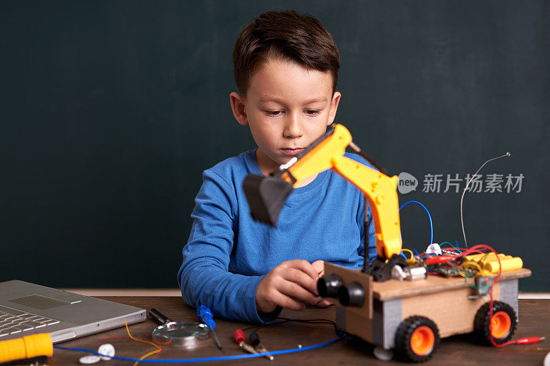 小学男孩制造机器人
