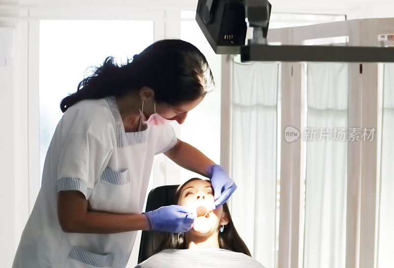 牙医检查病人的牙齿。牙医的办公室。
