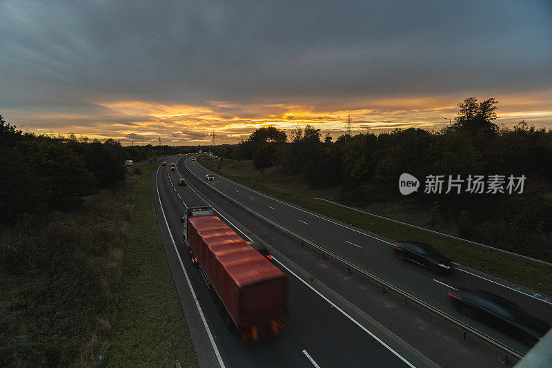 英国高速公路上的大灯和尾灯