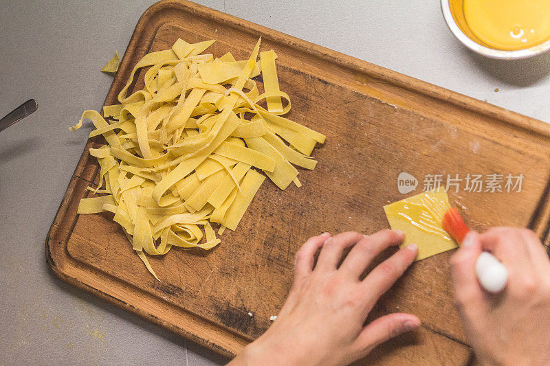 厨师准备自制馅意大利饺子