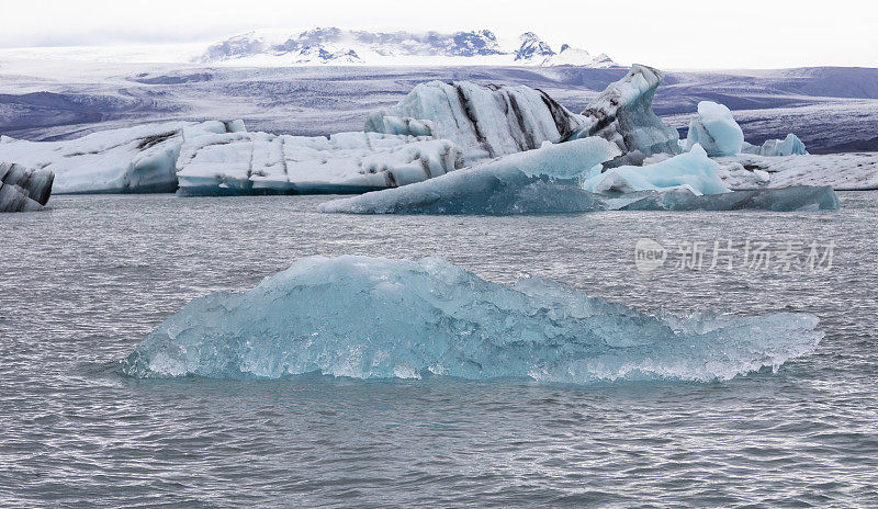 冰岛的Jokulsarlon礁湖冰山