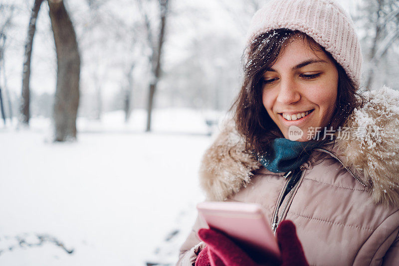 一个在雪地里打电话的女人