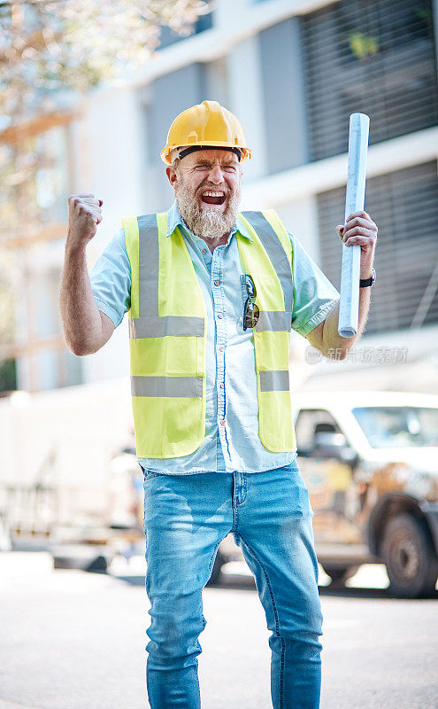 失意的男建筑工人发脾气